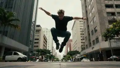 Personagem realizando parkour entre prédios de uma cidade moderna, com ação intensa, velocidade e atmosfera cinematográfica
