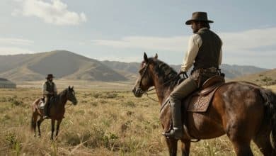 Arthur Morgan a cavalo diante de uma paisagem grandiosa do Velho Oeste em Red Dead Redemption 2