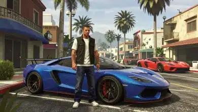 Cena cinematográfica de GTA 5 com Los Santos, veículos esportivos e os protagonistas em uma cidade urbana vibrante