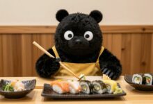 Kuma Sushi Bar com um urso chef preparando pratos de sushi em um restaurante acolhedor
