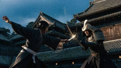 Um shinobi inspirado no Japão feudal enfrenta um guerreiro em um duelo de katana, com faíscas de aço, telhados de castelo ao fundo e atmosfera dramática.