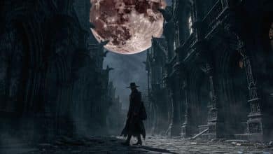 Caçador solitário com chapéu e casaco vitorianos diante das ruas góticas de Yharnam, sob uma lua enorme e ameaçadora, em uma cena sombria inspirada no universo de Bloodborne.
